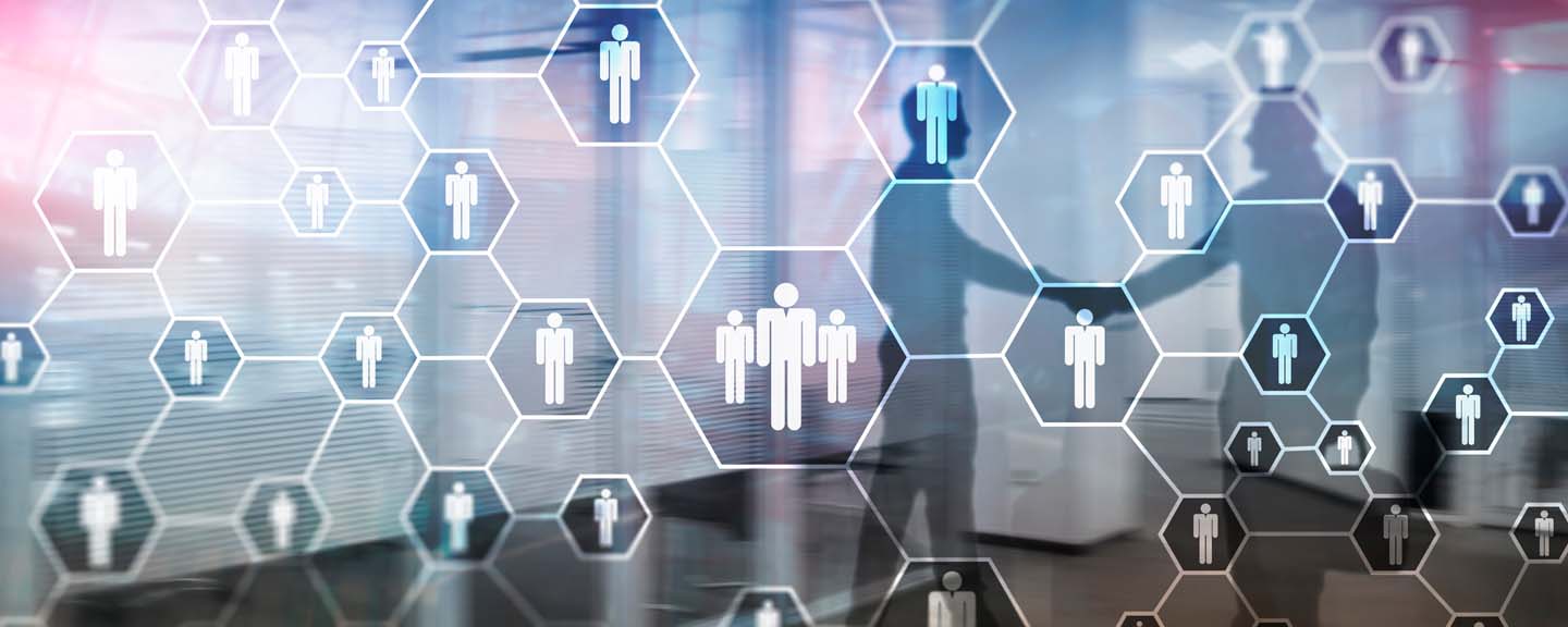 Scaling Research Projects: One Expert vs. Multiple Experts via Aggregators